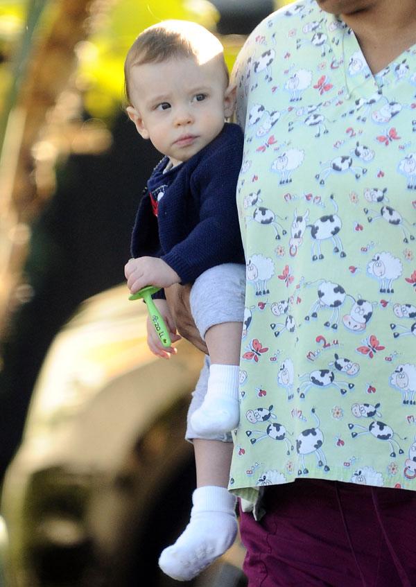 Jessica biel shopping lunch baby silas 03