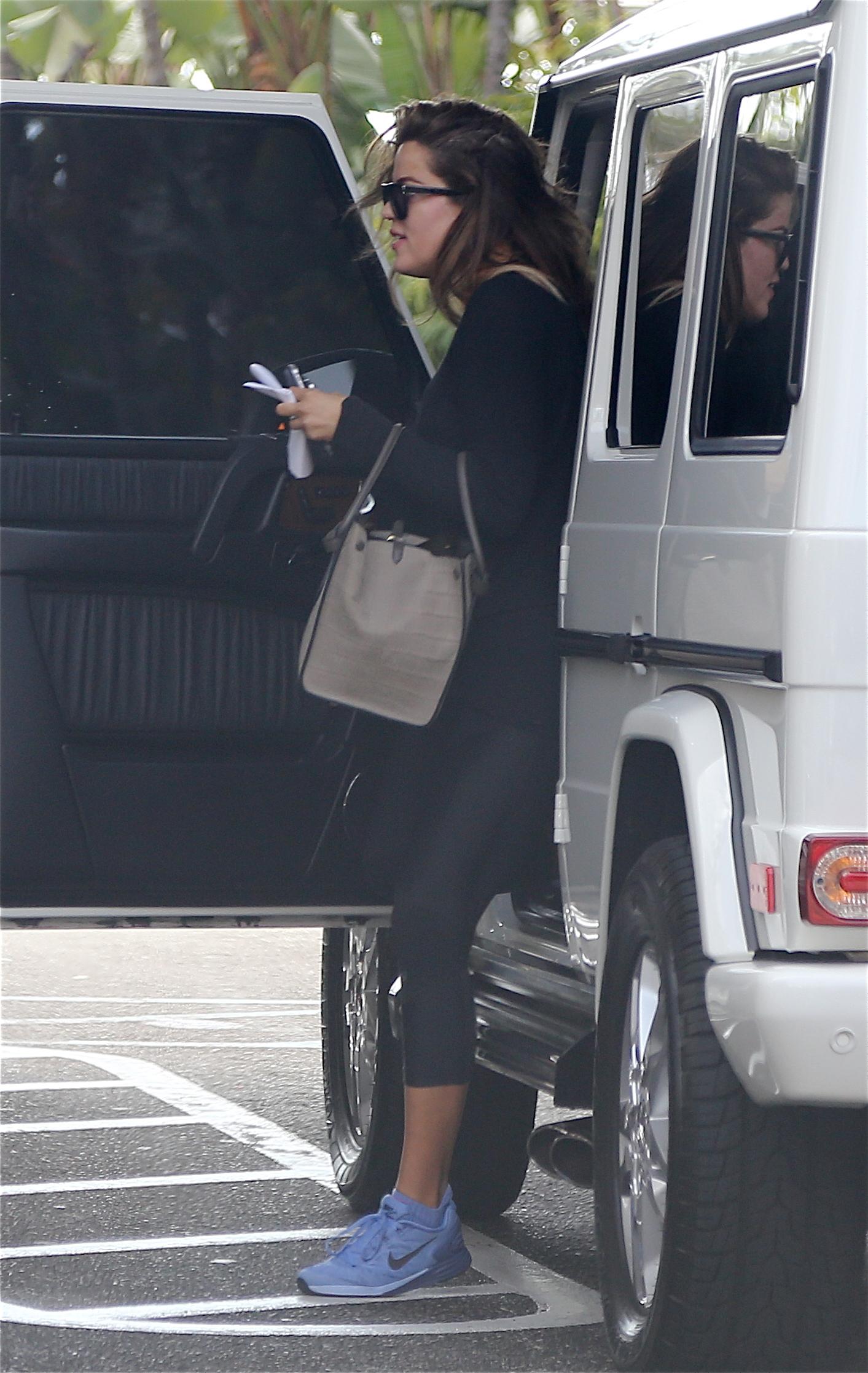 INF &#8211; Khloe Kardashian Back in LA After Montana Accident