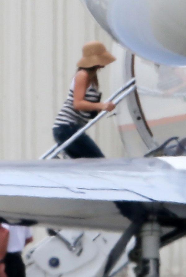 Jennifer aniston justin theroux private jet honeymoon splash 04