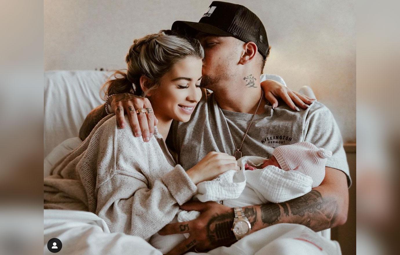 Kane Brown And Wife Katelyn With Newborn Daughter In Hospital Baby Girl