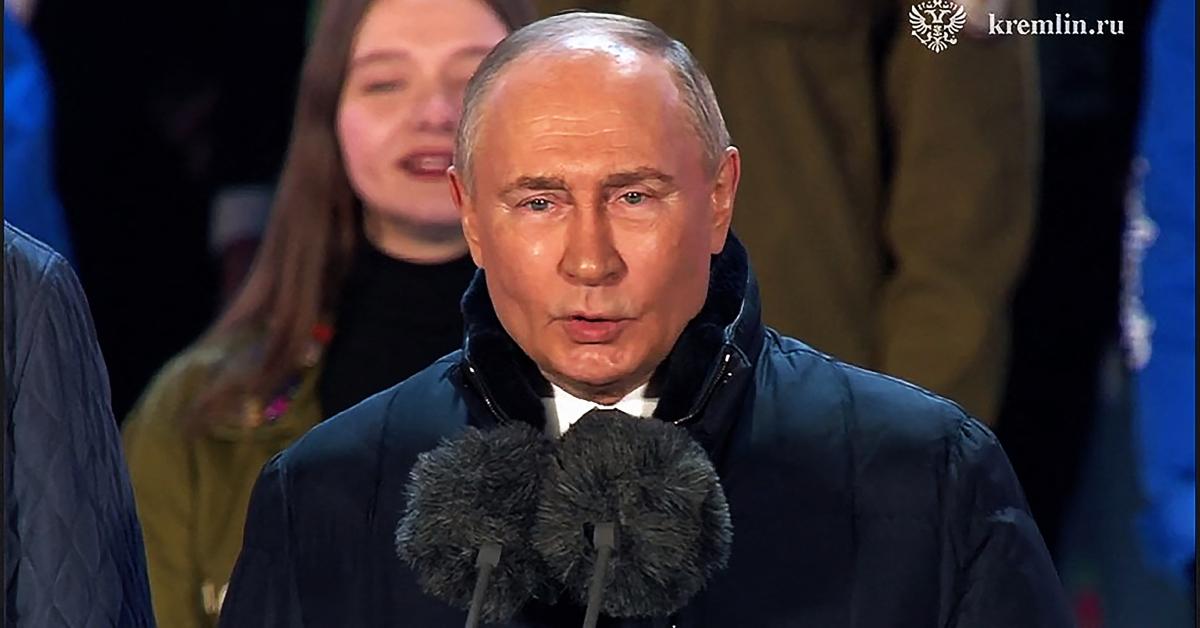 Image of Vladimir Putin's veins appeared to be bulging out of his hands.