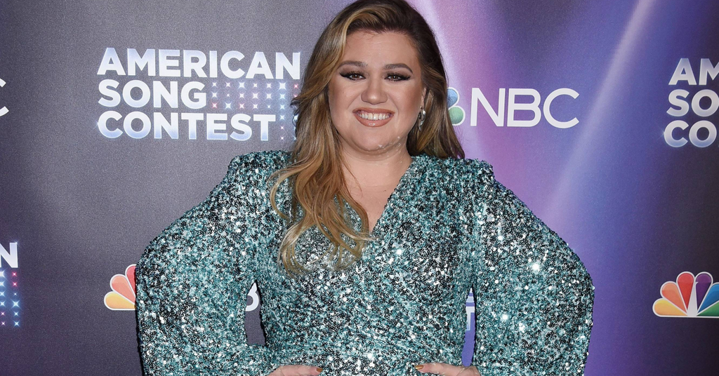 Kelly Clarkson Stuns In Glittering Dress As Show Returns