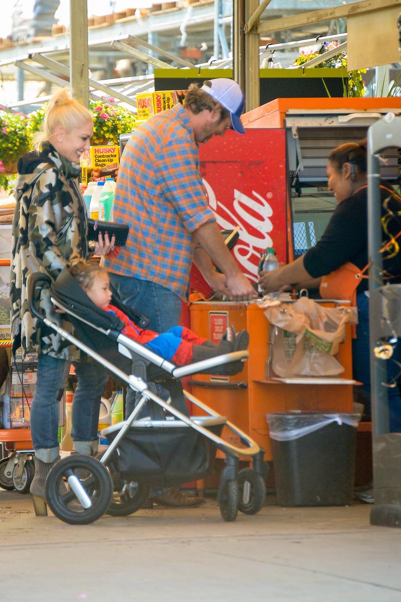 *EXCLUSIVE* Gwen Stefani and Blake Shelton take a trip to Home Depot