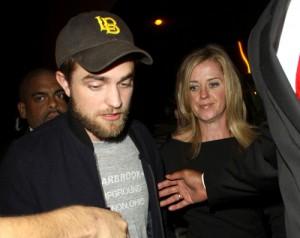 2010__08__Robert_Pattinson_Aug30_main 300×238.jpg