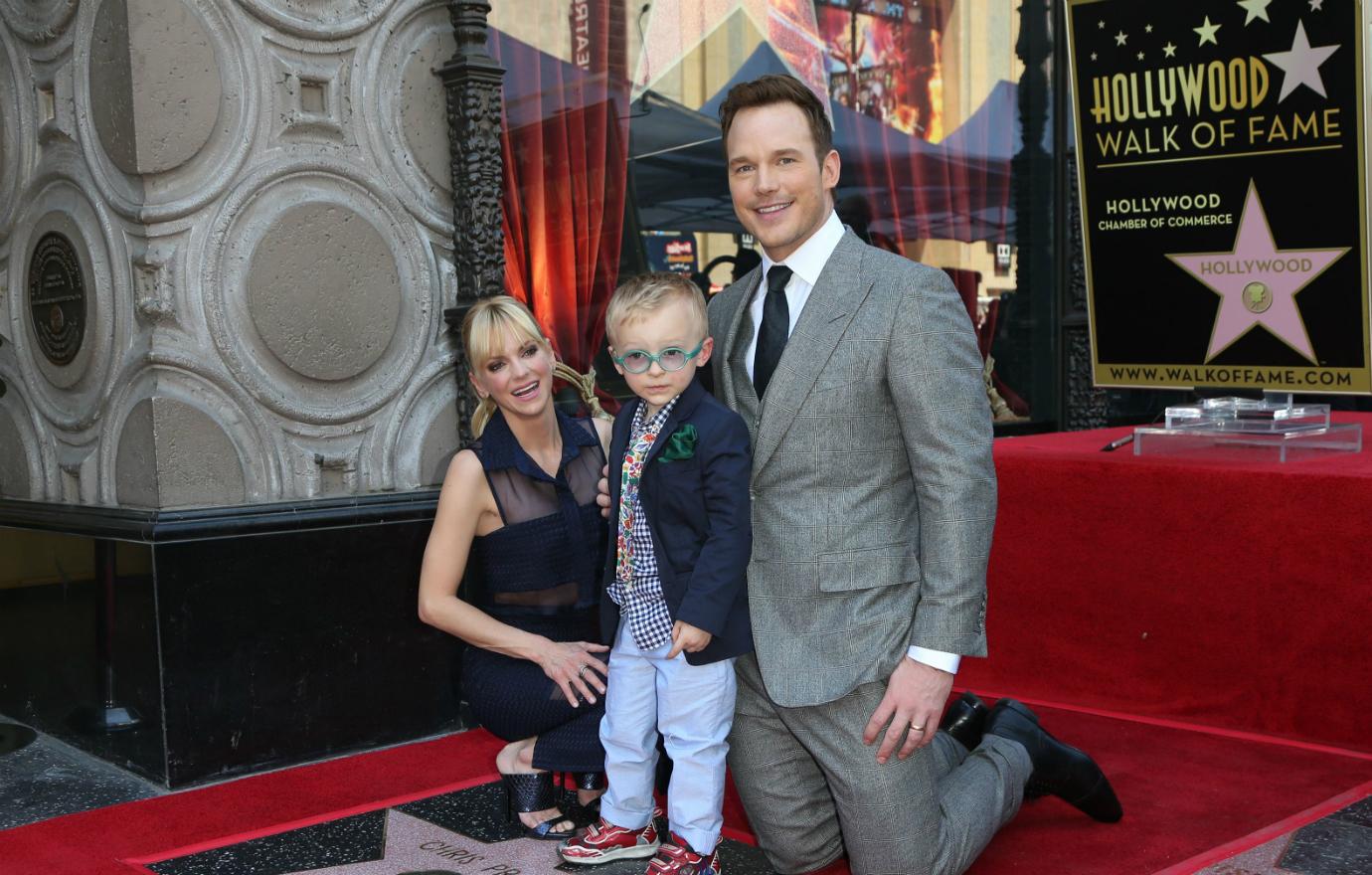 Anna Farris poses with Chris Pratt and their son.