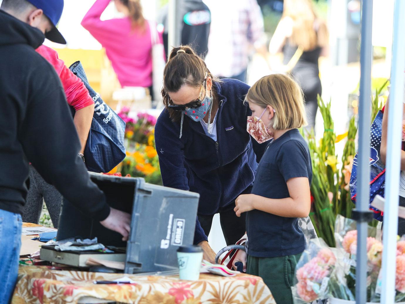 jennifer garner shopping at farmers market