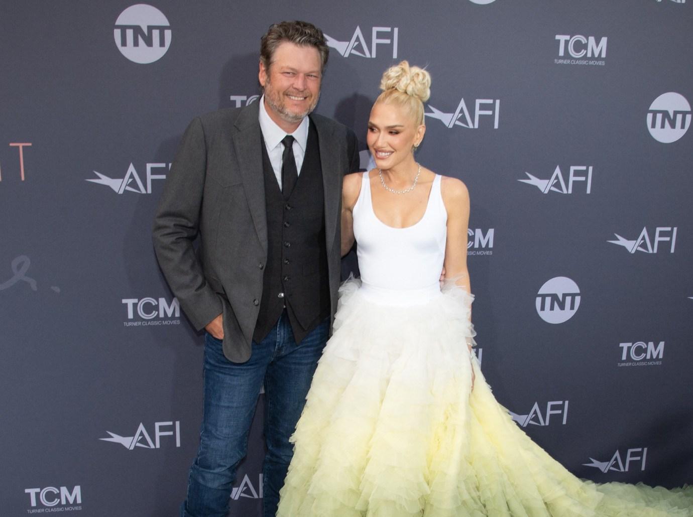 gwen stefani helping blake shelton keep new years resolution drinking