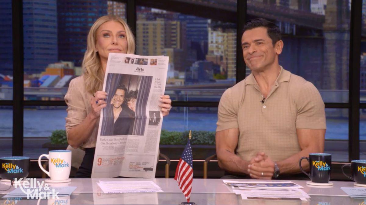 Photo of Kelly Ripa and Mark Consuelos.