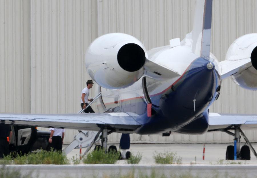 Jennifer aniston justin theroux private jet honeymoon splash 01