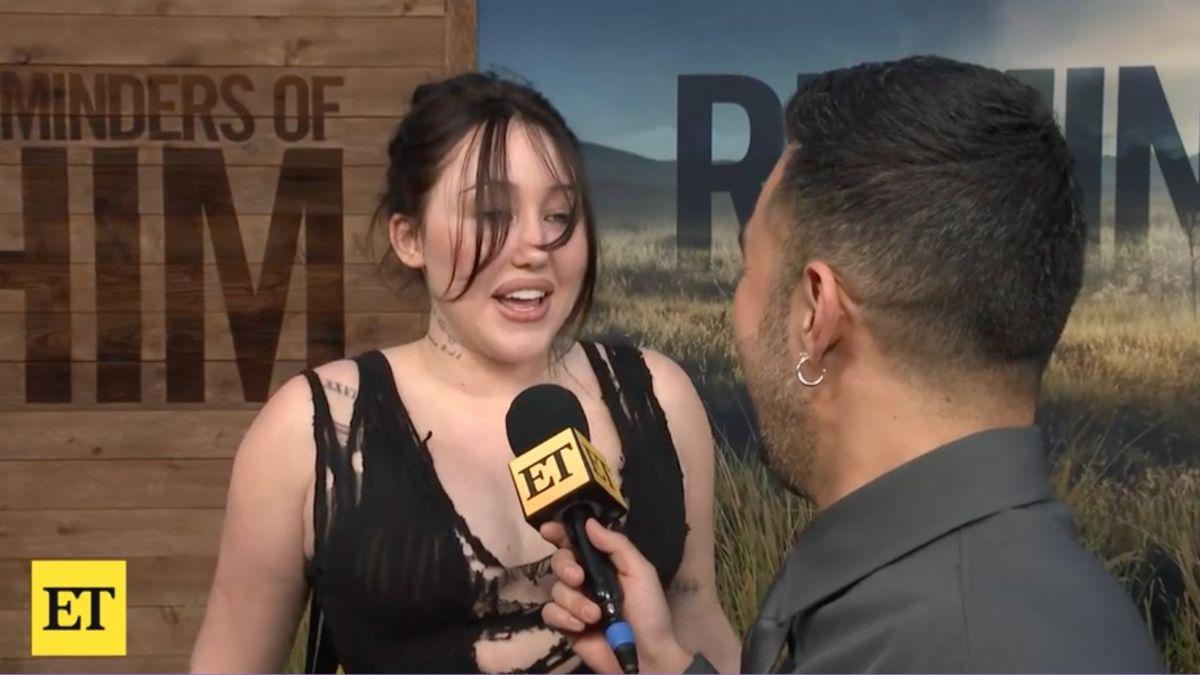 Image of Noah Cyrus wants to be involved in Miley Cyrus' bachelorette party.