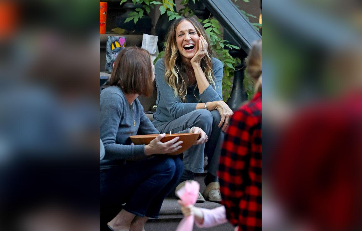 Sarah Jessica Parker hands out Candy outside her Apartment for Halloween, NYC