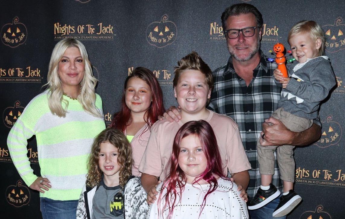 tori spelling contributing childrens christmas present dean mcdermott