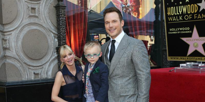 Faris, Pratt and their child on Hollywood walk of fame.