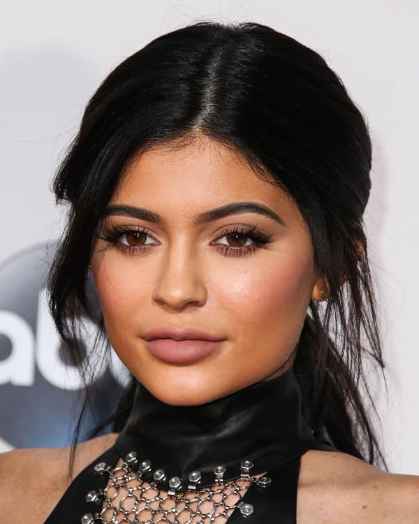 Kylie Jenner arrives at the 2015 American Music Awards