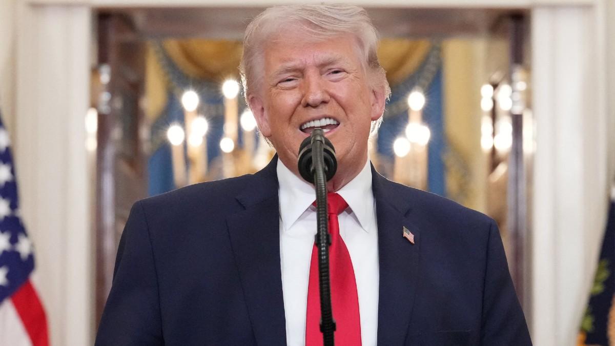 image of Donald Trump claims he 'never' has time to read. 