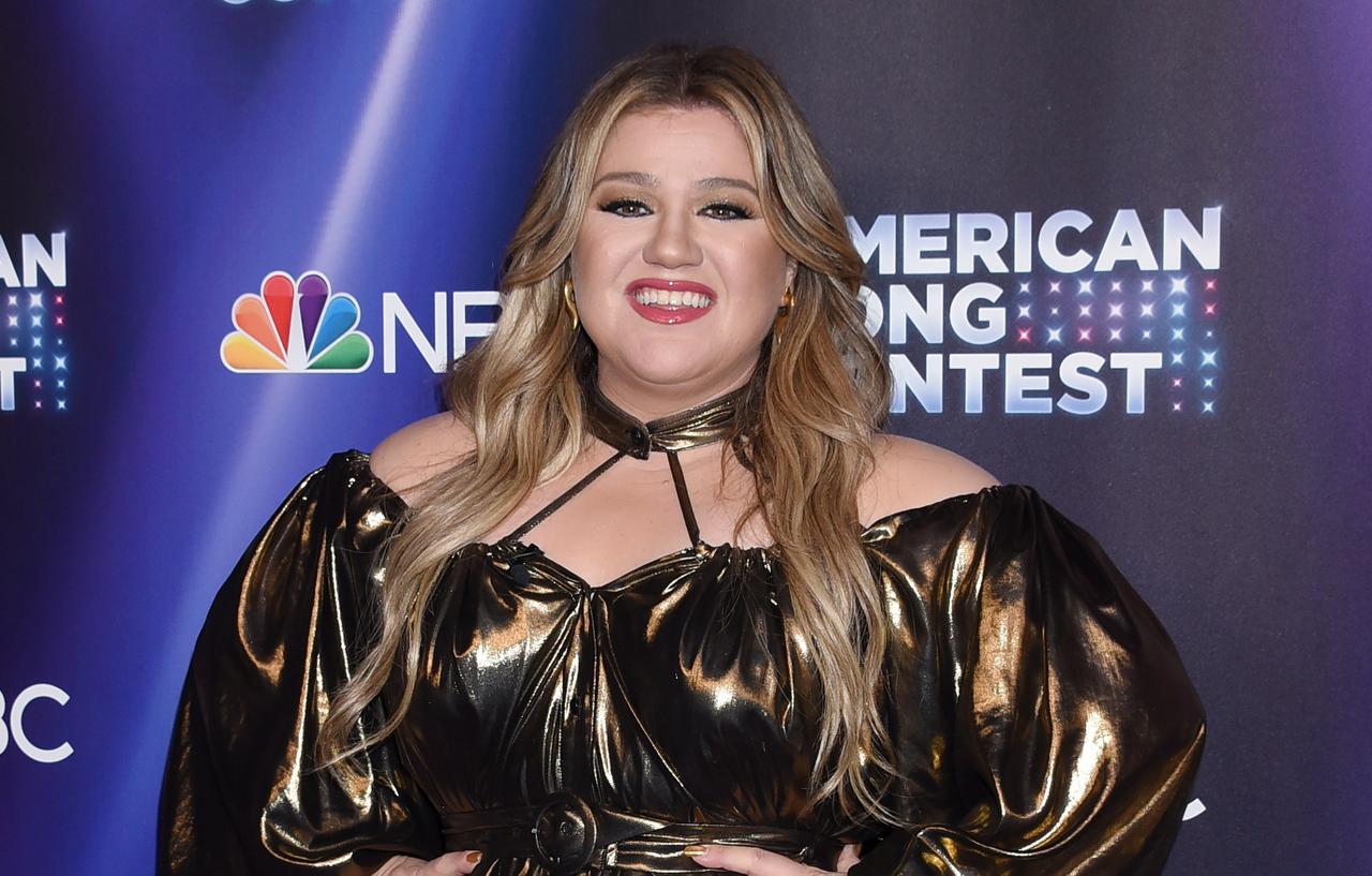 Kelly Clarkson Is All Smiles In Metallic Gold Dress: Photos