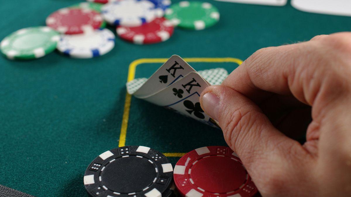 image of Shannon Elizabeth praised serious poker players.