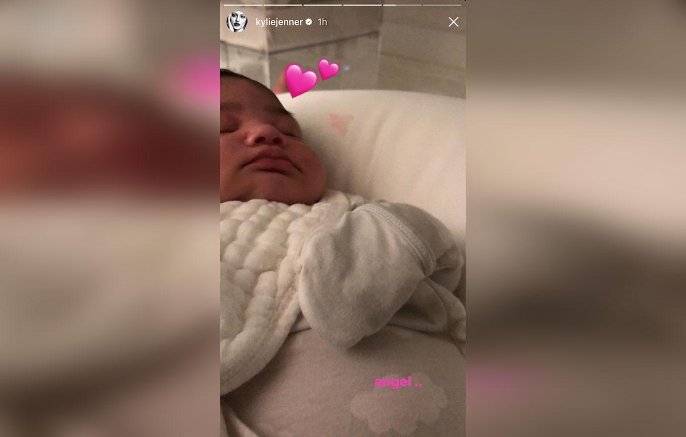 kylie jenner daughter stormi cheeks pic 04