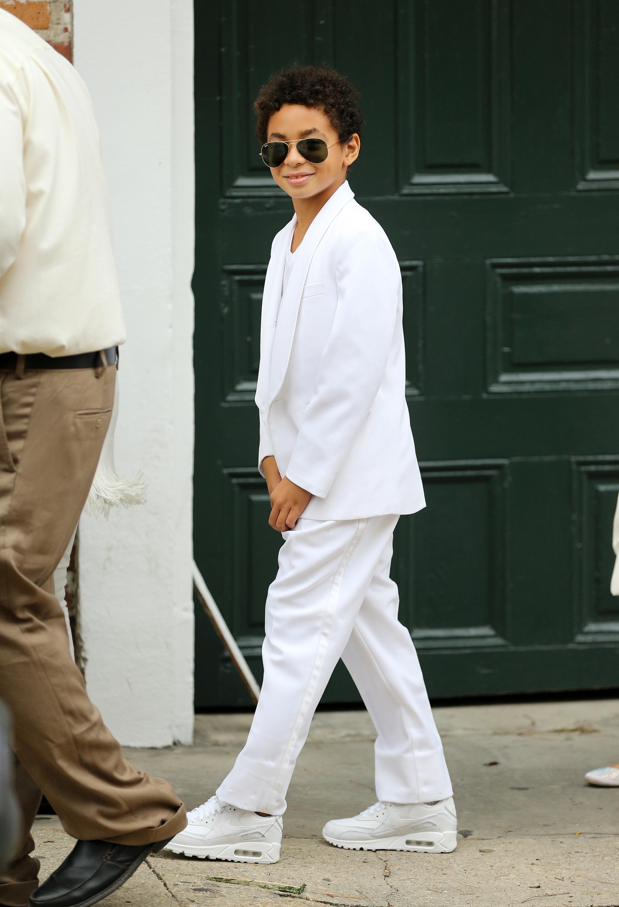 INF &#8211; Solange Knowles and her fiance Alan Ferguson leave a historic mansion in the French Quarter on white bicycles and ride all the way to their wedding