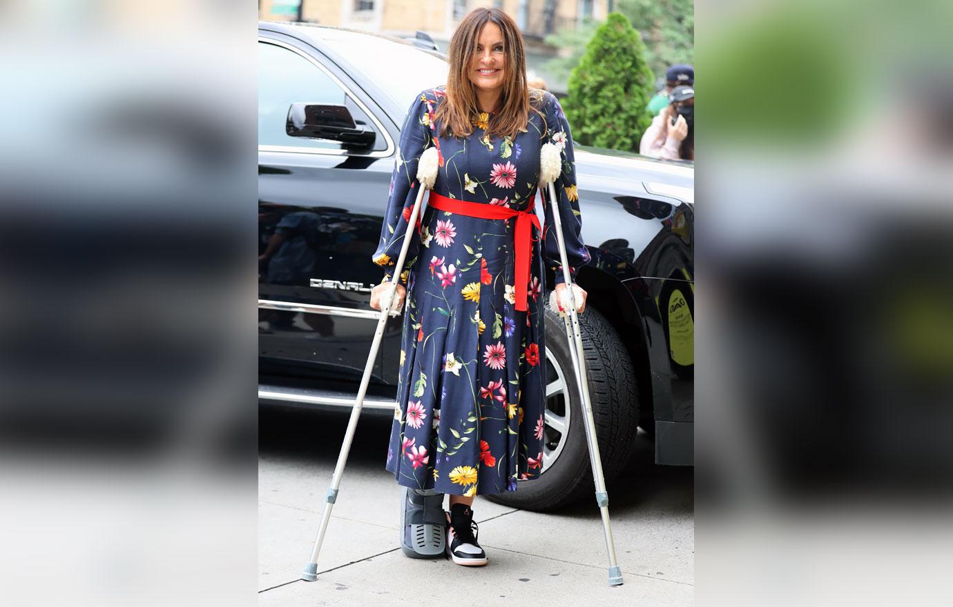 mariska hargitay on crutches filming law and order svu with christopher meloni