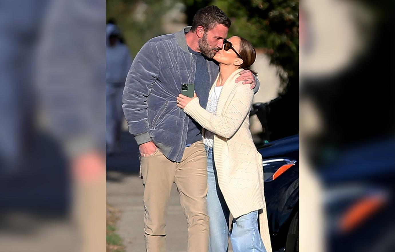 jennifer lopez ben affleck kiss cuddle walk photos