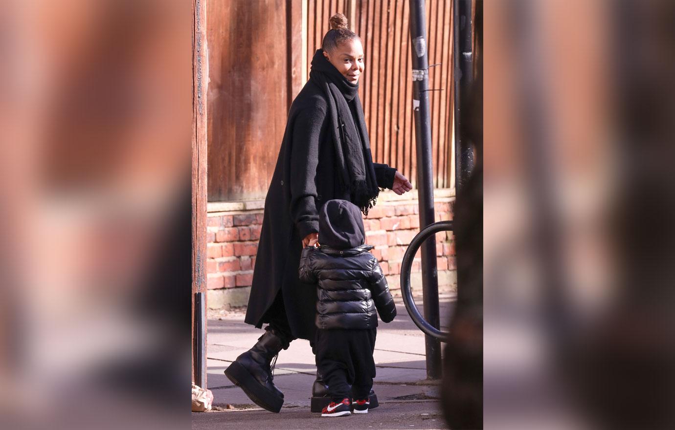 EXCLUSIVE: Janet Jackson is seen getting off the London tube at Stamford Brook Station