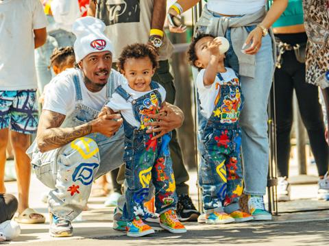 Nick Cannon Wraps Up Christmas With His & Mariah Carey's Twins: Photo