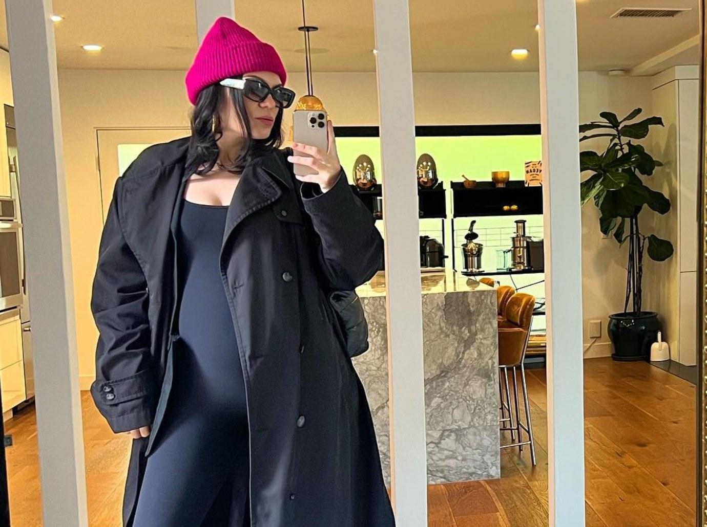 jessie j shows pregnancy belly