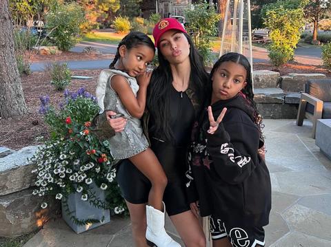 kim kardashian accused editing family christmas photos