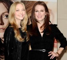 2010__02__Amanda_Seyfried_Julianne_Moore_Feb8_7main 225×202.jpg