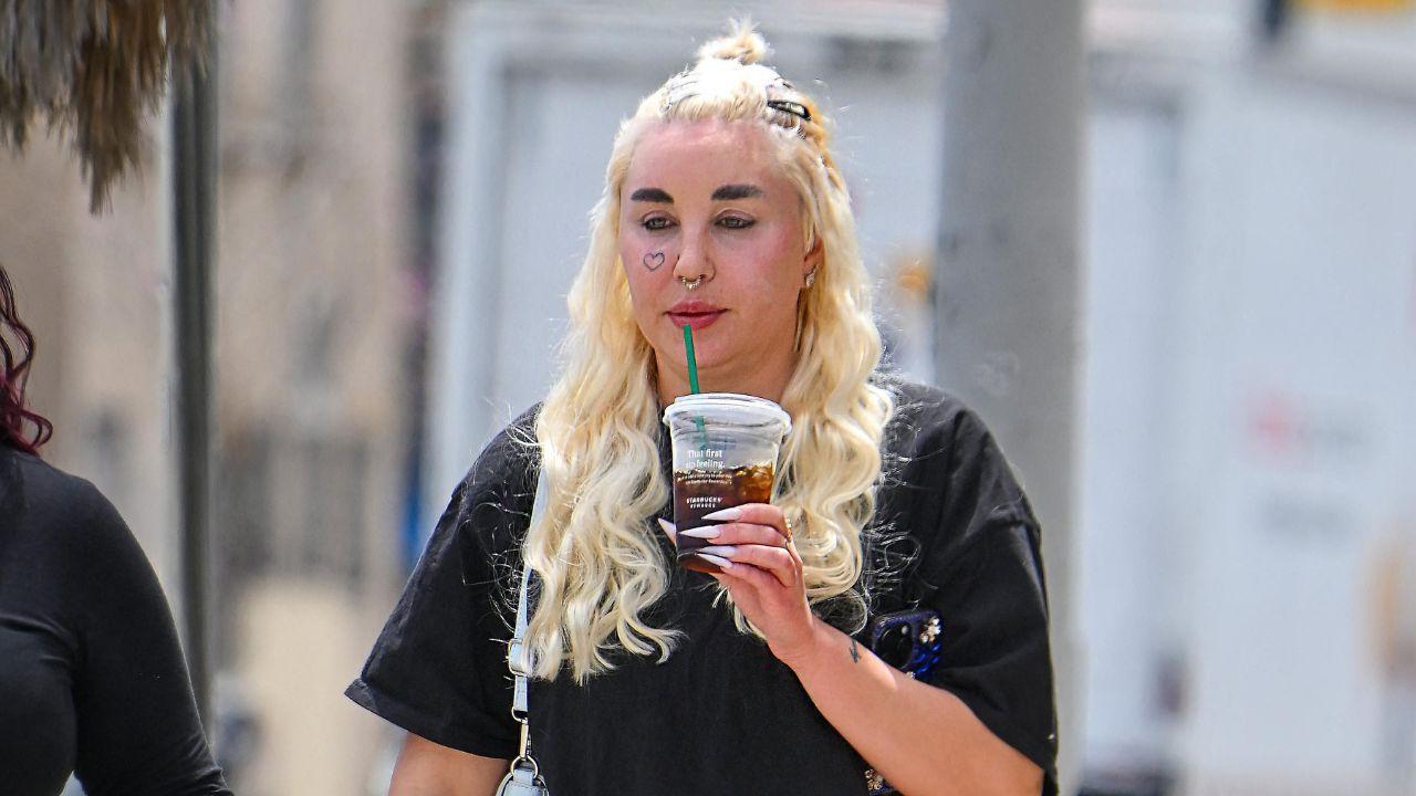 image of Amanda Bynes was photographed grabbing an iced coffee from Starbucks in Los Angeles on Wednesday, October 14.
