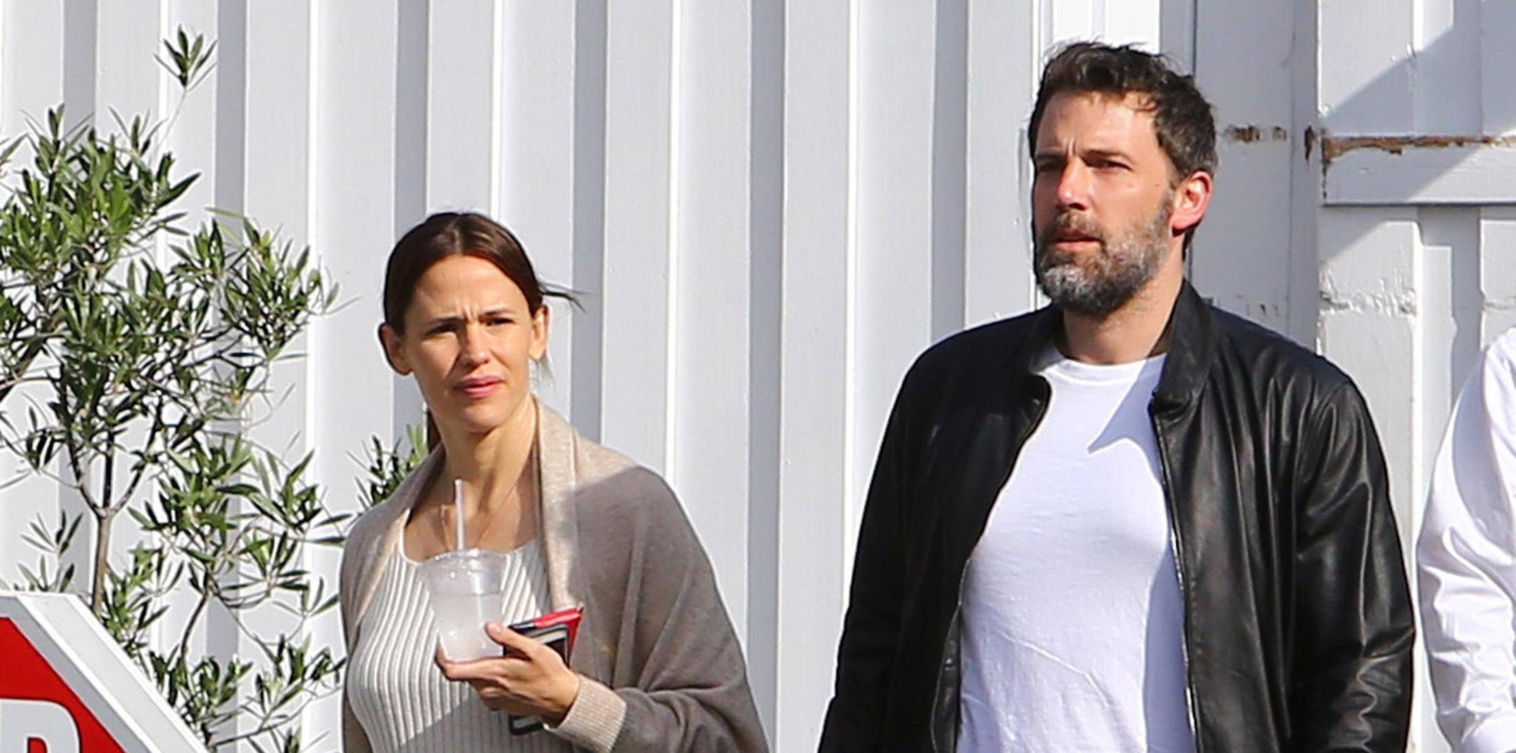 Jennifer Garner and Ben Affleck grab a friendly bite to eat at the Country Mart