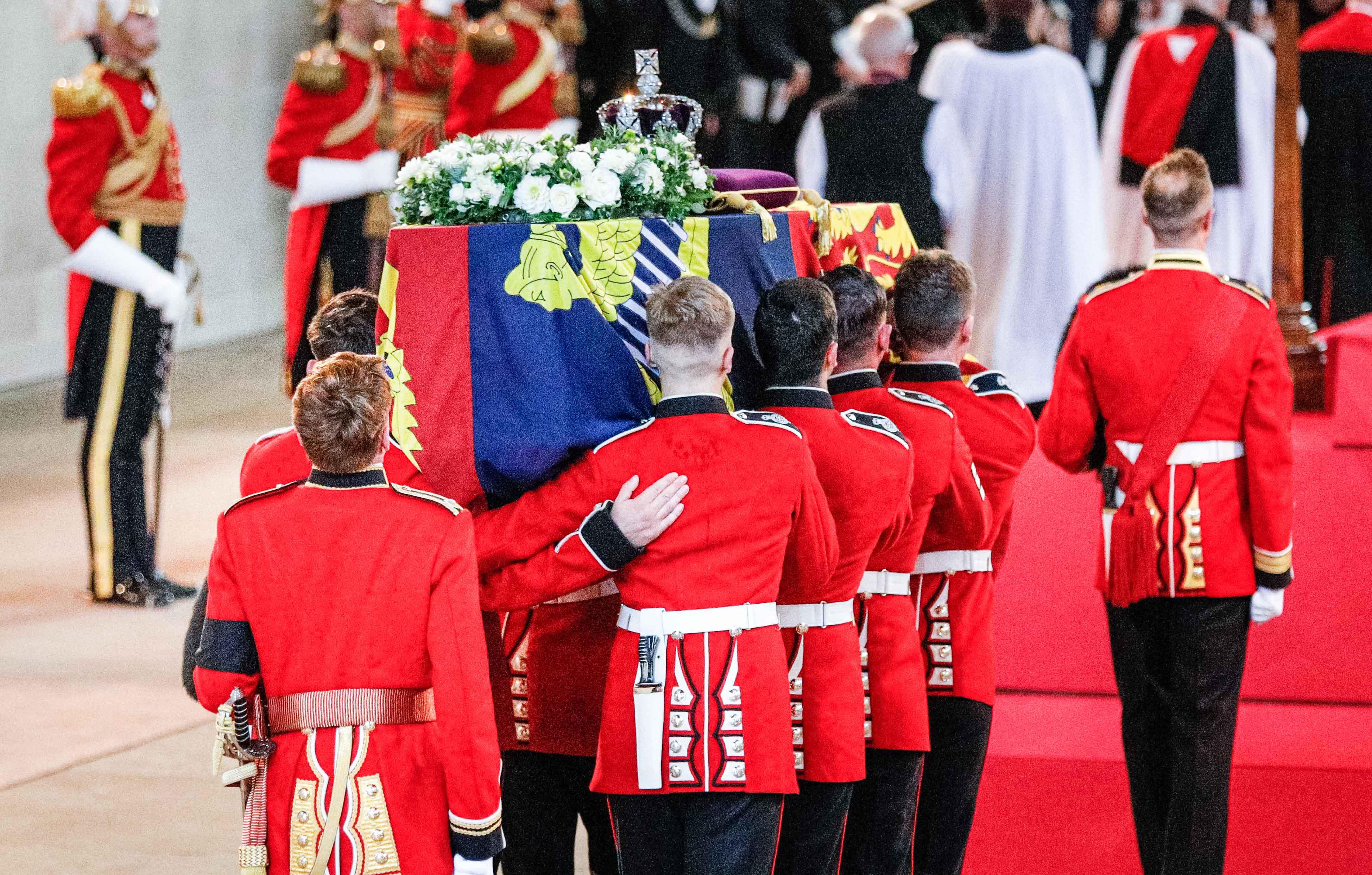 queen elizabeth iis guard falls royal podium