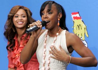 Kelly rowland beyonce nov4newsbt.jpg