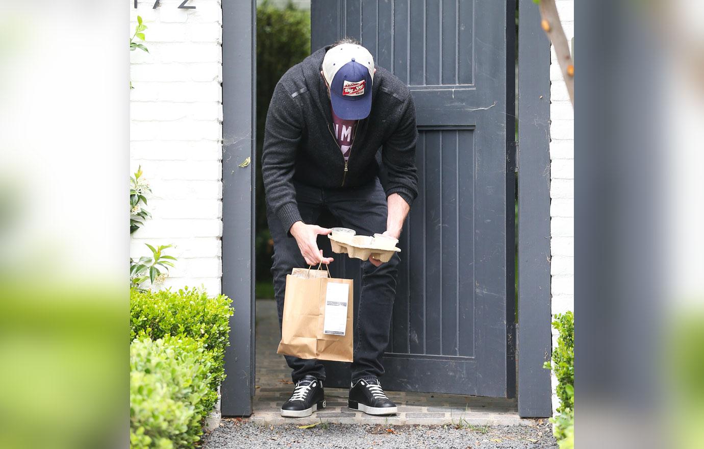 ben affleck picks up food