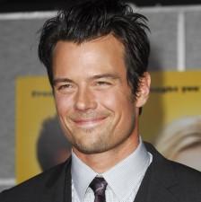 2010__02__josh_duhamel_feb12newsne 224×225.jpg