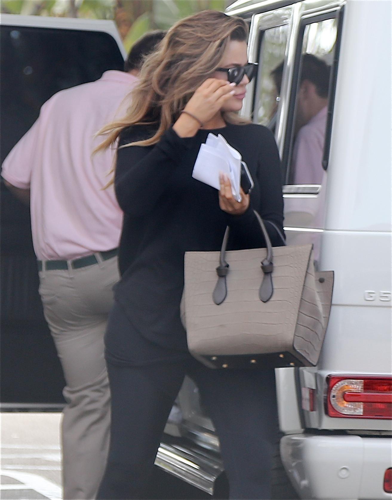 INF &#8211; Khloe Kardashian Back in LA After Montana Accident