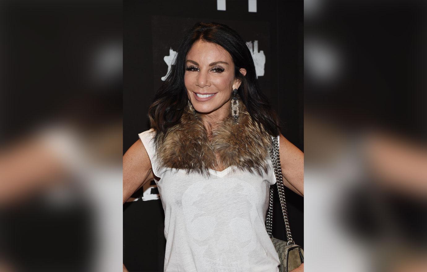 danielle staub brown scarf