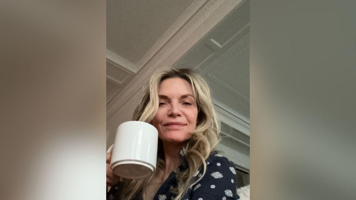 michelle pfeiffer most stunning selfies photos