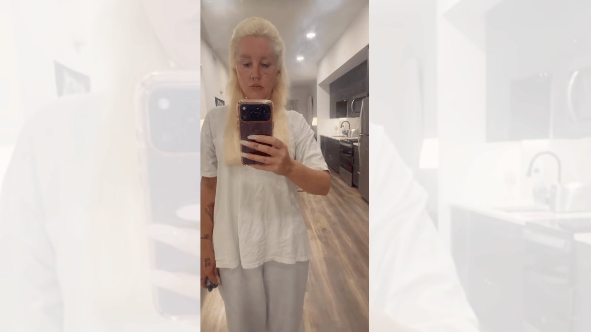 Image of Amanda Bynes showed off her new bleached eyebrows in a recent sighting. 