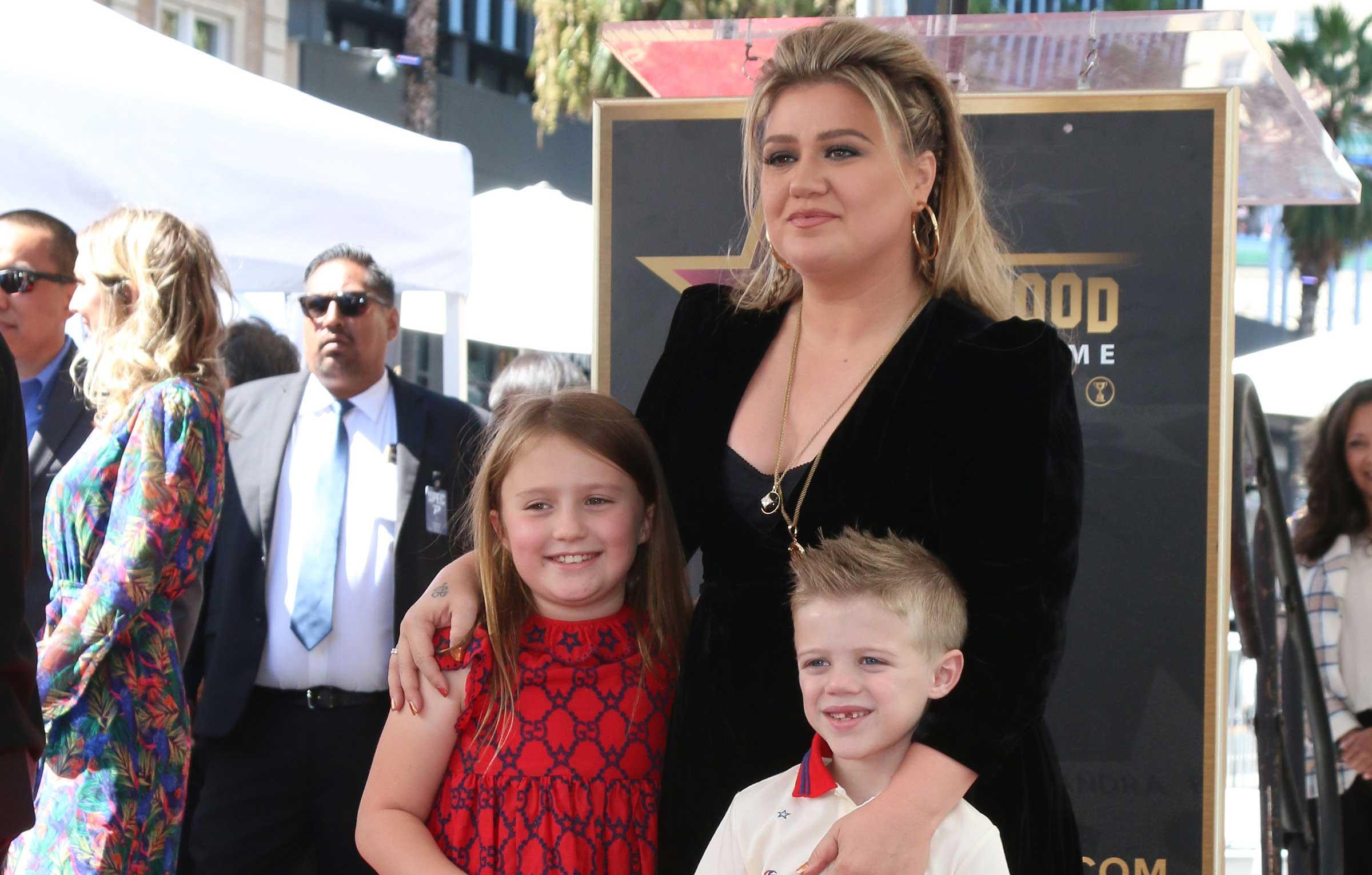 kelly clarkson daughter river rose appearance peoples choice awards