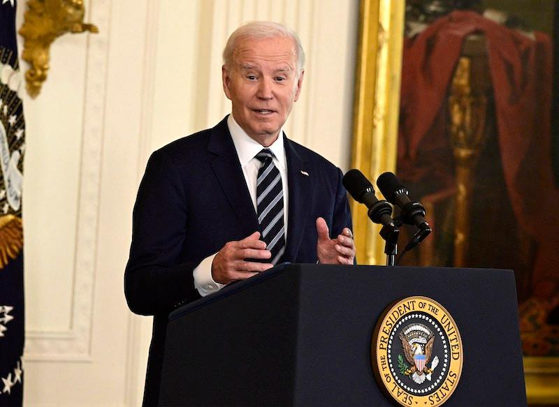 joe biden caught reading cue cards