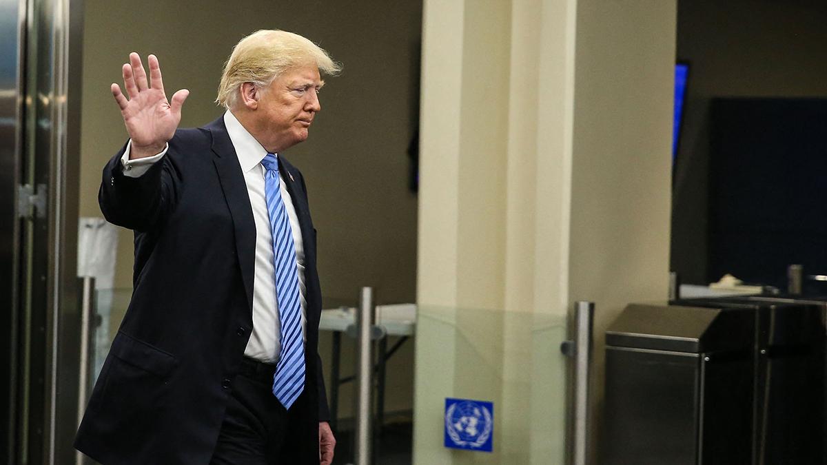 Photo of The president wanted Kaitlan Collins to smile when she asked a question about Jeffrey Epstein's trafficking victims.
