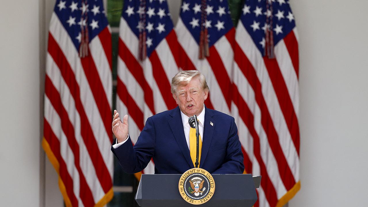 photo of Donald Trump banned CNN, MS Now and Politico from the White House.