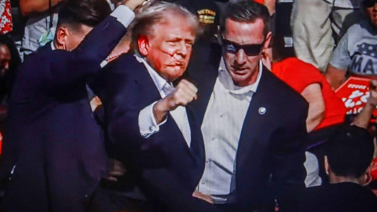 Photo of The statue mimicked when the president raised a fist after the 2024 assassination attempt.