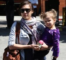 2010__04__Jessica_Alba_April2_56a 225×204.jpg