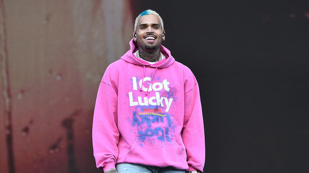 photo of Chris Brown told Venton Jones to 'keep' the award after the drama.