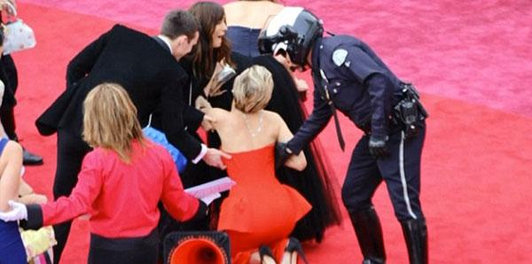 Jennifer lawrence falling oscars