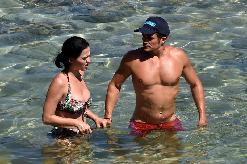 *PREMIUM EXCLUSIVE* Orlando Bloom grabs a handful at the beach with girlfriend Katy Perry **MUST CALL FOR PRICING**