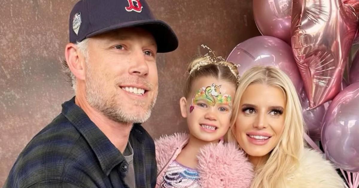 jessica simpson ditches wedding ring eric johnson live separately